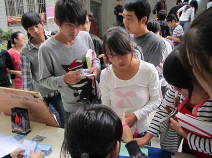 工作人员细心讲解